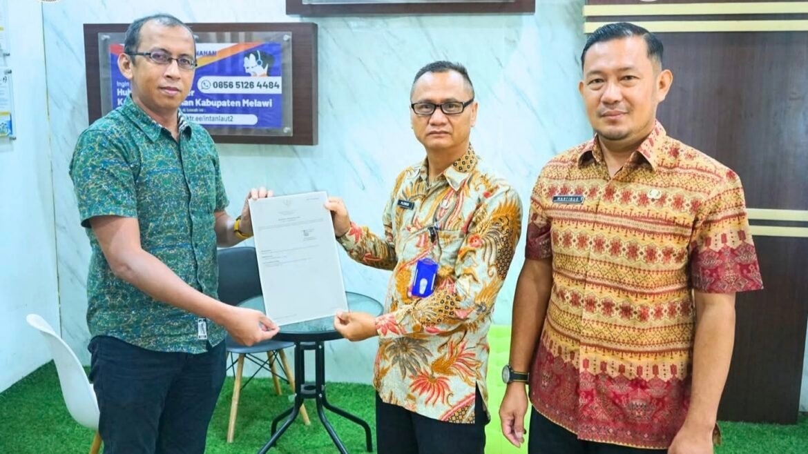 Kantor Pertanahan Kabupaten Melawi Menyerahkan Sertifikat Hak atas Tanah yang beralih media dari analog menjadi elektronik aset milik BPKAD Pemerintah Kabupaten Melawi.