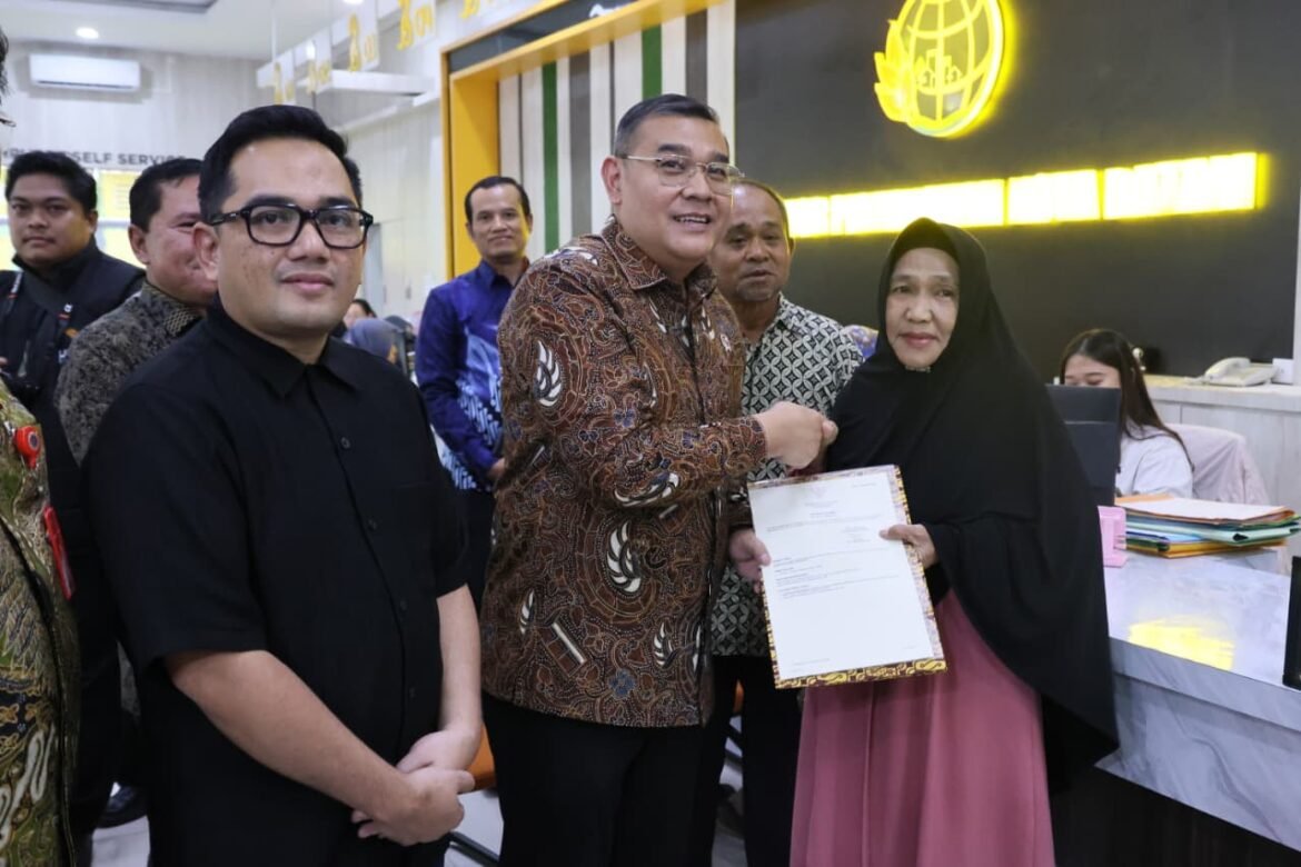 Tinjau Kantah Kota Batam Bersama Komisi II DPR RI, Wamen ATR/Waka BPN Pastikan Pelayanan Pertanahan Berjalan Efisien